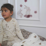 ملصقات الجدار - الأرانب والزهور